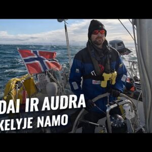 Išplaukėme iš Longyearbyeno, bet priešinis vėjas privertė slėptis įlankoje.